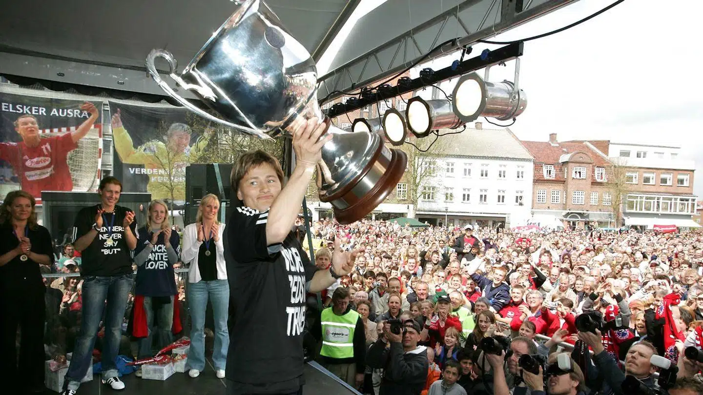 Anja Andersen løfter den store EHF Champions League pokal, da Slagelses håndboldkvinder hyldes af mange mennesker på byens torv.