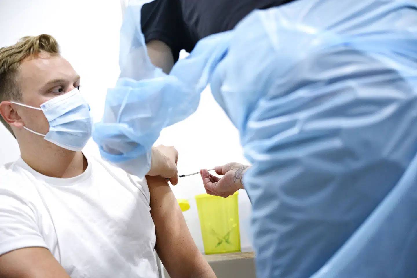 Fremrykningen af det tredje vaccinestik gav søndag stort pres på vacciner.dk, hvor man kan booke sit stik. (Arkivfoto) Philip Davali/Ritzau Scanpix