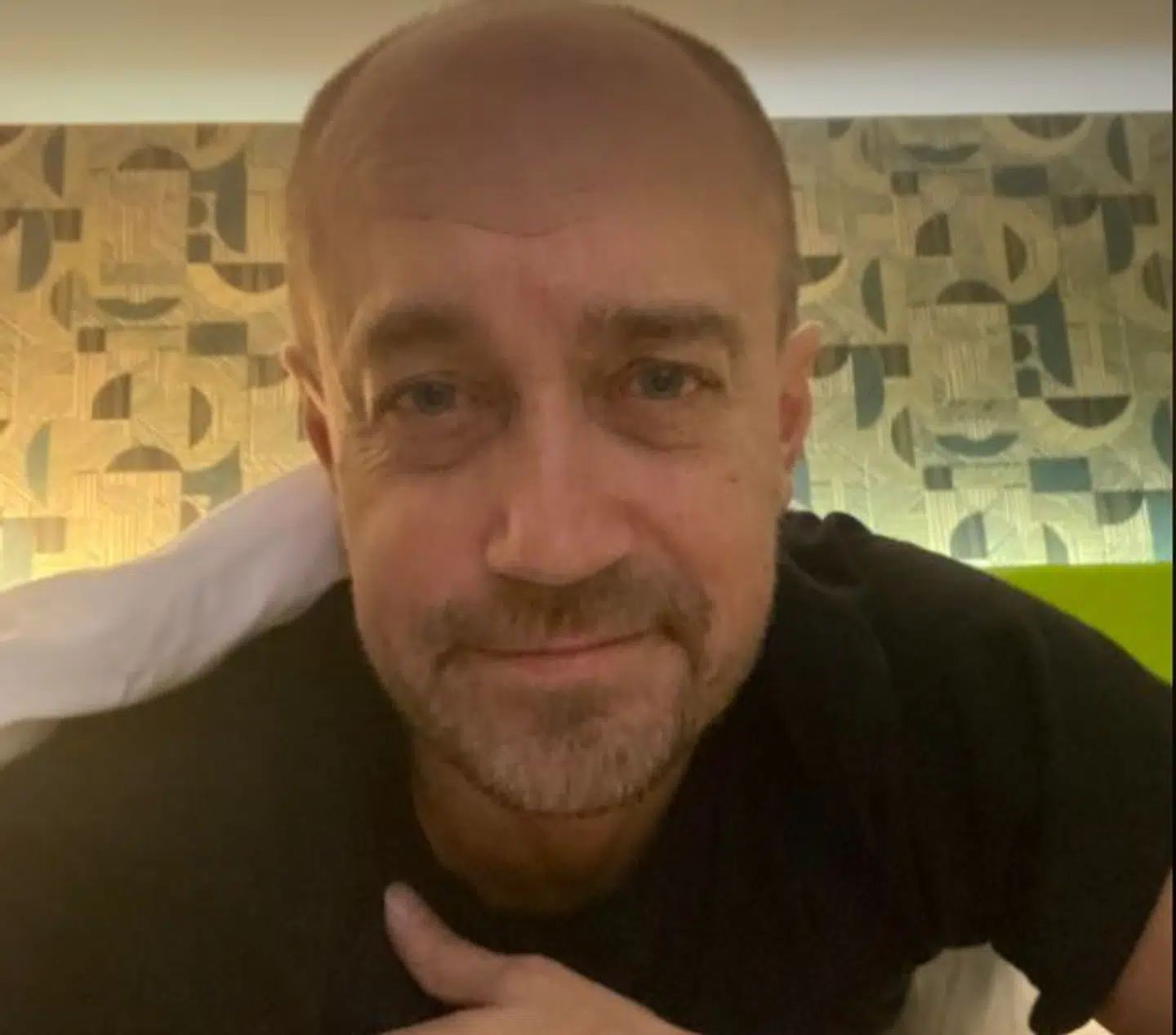 »Jeg må indrømme, at den virus ikke er så let at nedkæmpe for mit immunforsvar, så det har været nogle ret hårde dage på langs,« siger sundhedsminister Magnus Heunicke fra sin seng på et hotelværelse i Bruxelles. Foto: Privat