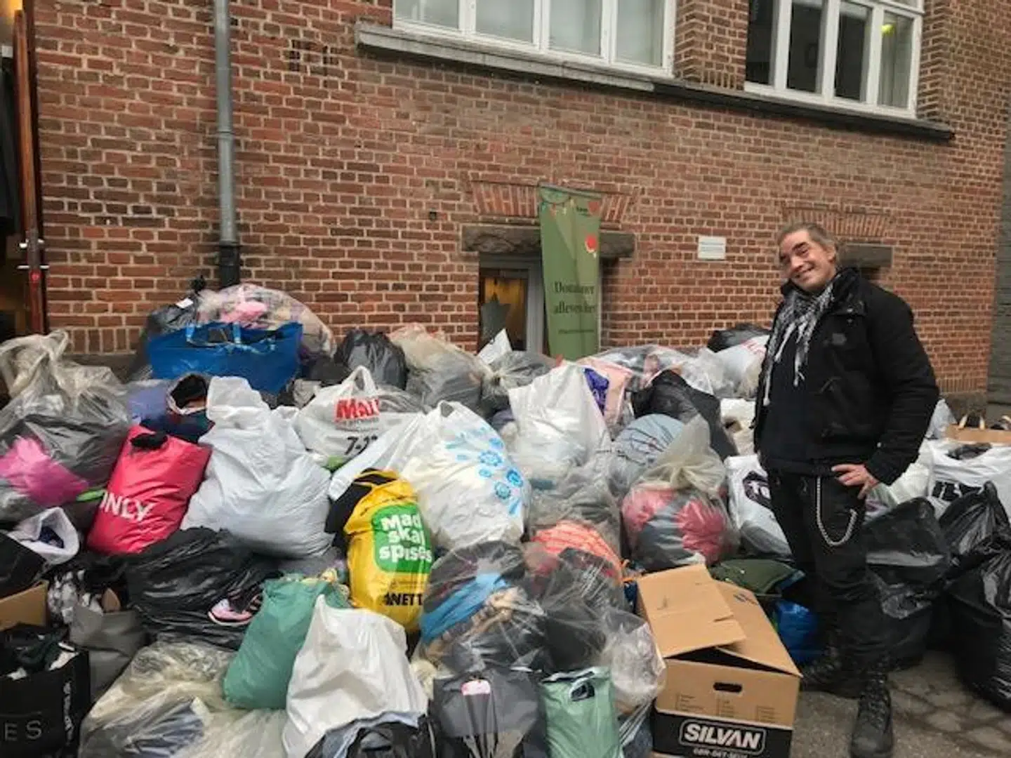 Rikke Dam Brøndum Sejthen påpeger, at det ikke er alt tøj, man skal komme med til indsamlingen. De har før prøvet at få beskidt tøj med afføring og mug på. Det er ikke værdigt for de hjemløse, og derfor skal man hellere smide det til storskrald, siger hun. Foto: Hjemløs i Aarhus.