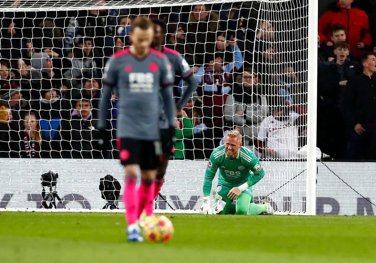 Aston Villa har lige scoret et mål på Kasper Schmeichel. Desværre er det langtfra uvant, at den danske keeper lukker mål ind i denne sæson.