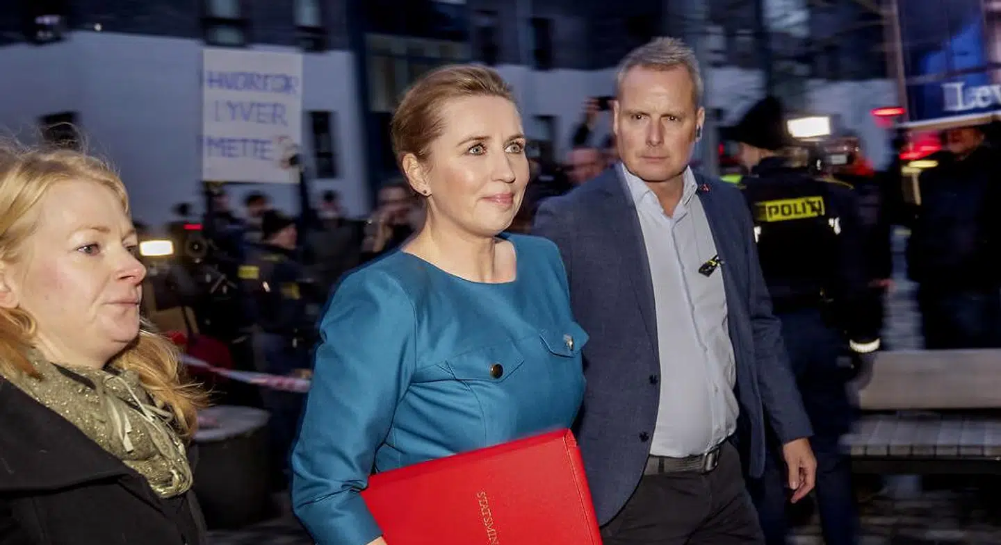 Statsminister Mette Frederiksen (i midten).