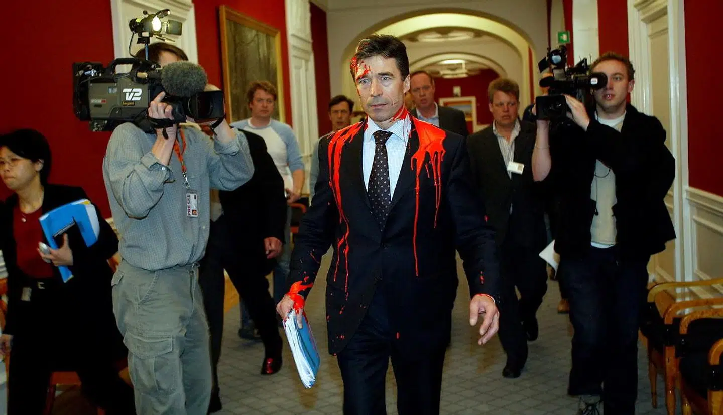 Daværende statsminister, Anders Fogh Rasmussen, efter en aktivist tilbage i 2003 hældte maling ud over ham som protest mod Irak-krigen