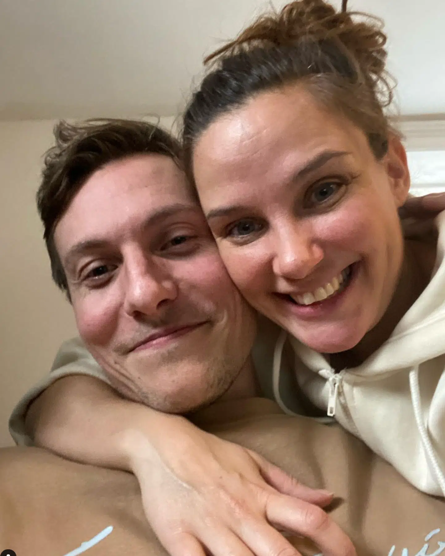 Efter to uger i coronaisolation er både tv-parret Sofie Østergaard og Sebastian Richelsen og deres tre børn endelig raske igen. Privatfoto