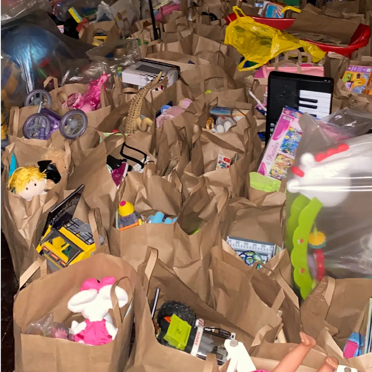 Der er masser af gaveposer klar til juletrængende børnefamilier.