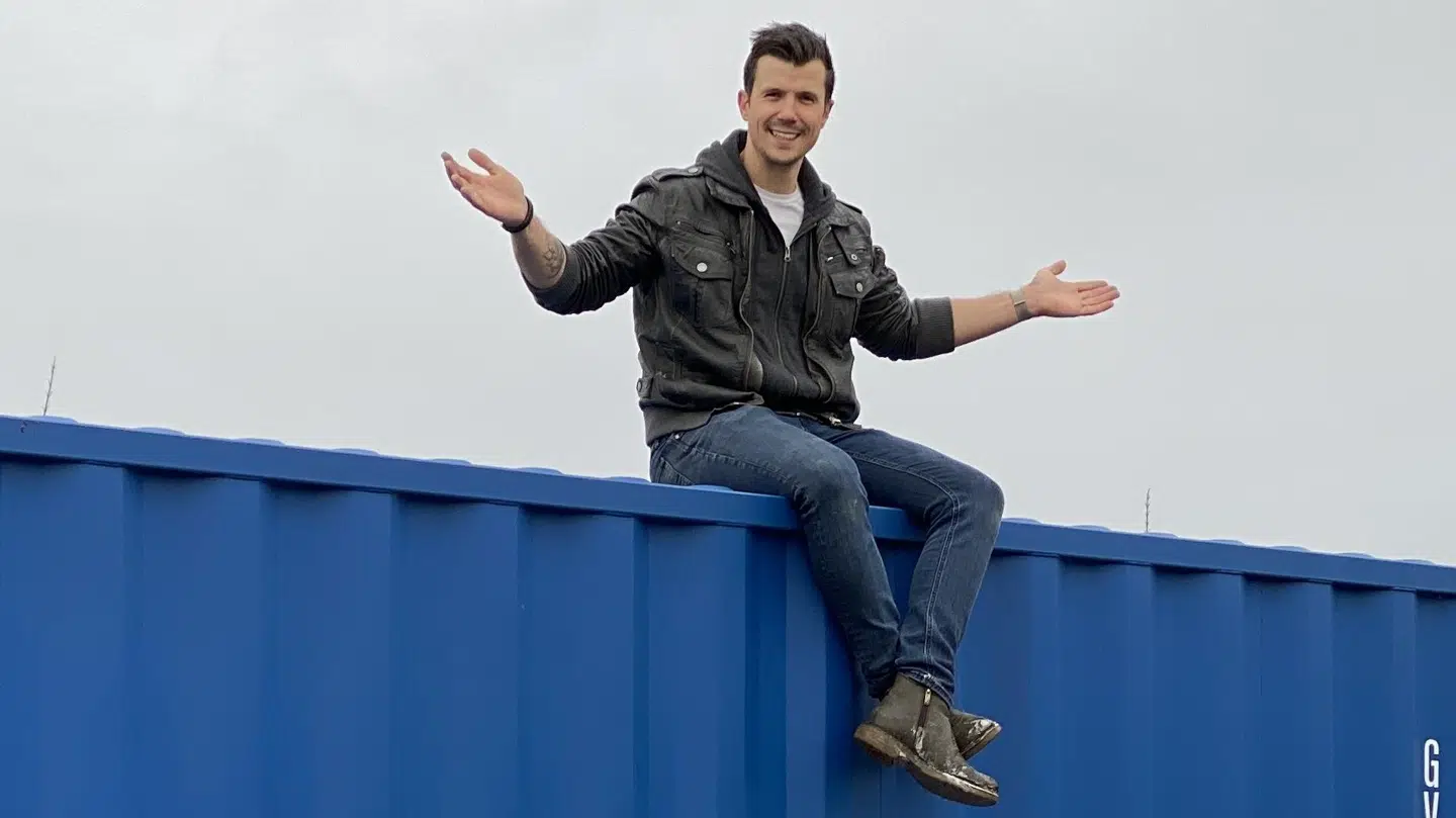 Containeren er næsten helt fyldt op med brugt legetøj.