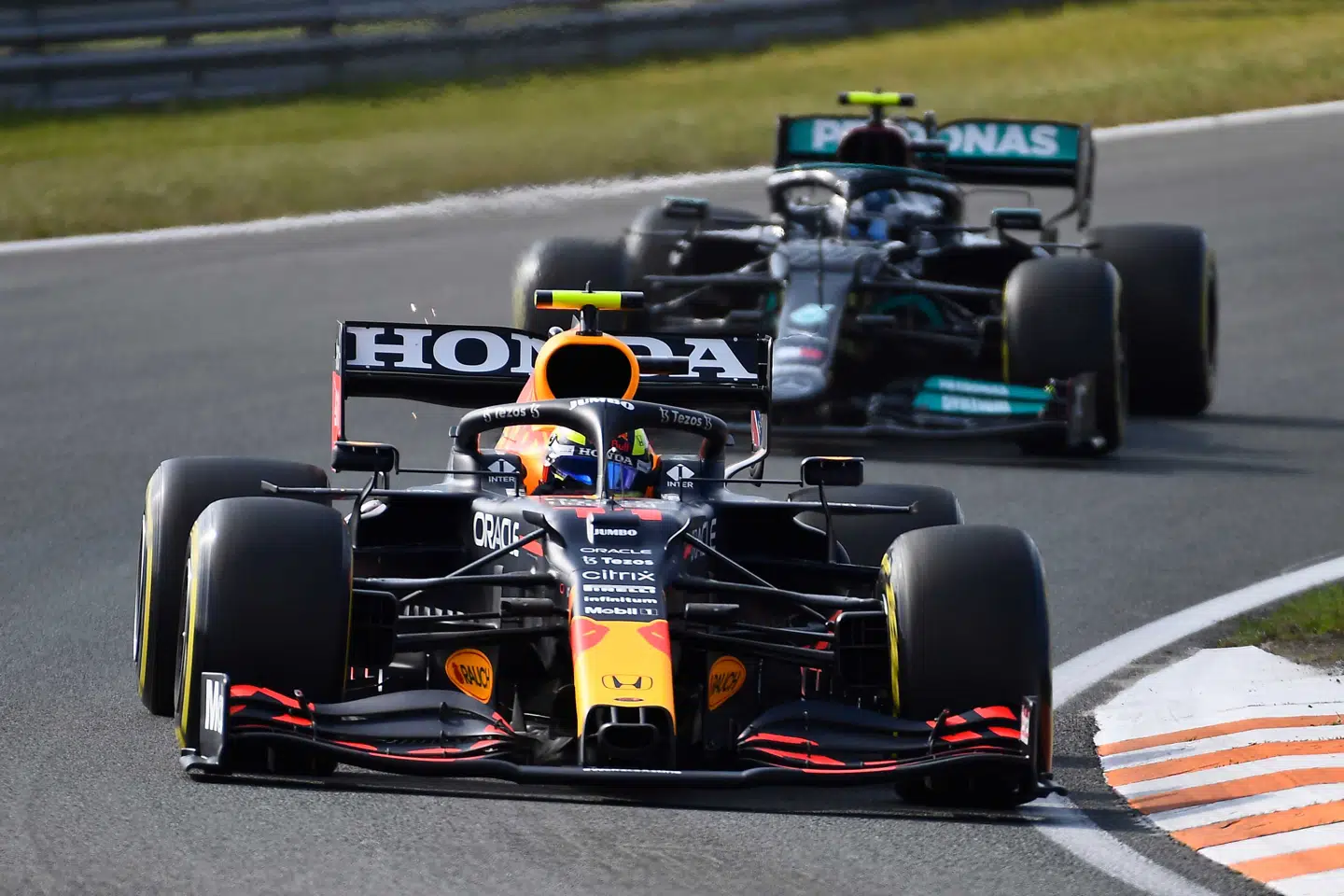 Hverken Sergio Perez (forrest) eller Valtteri Bottas er som regel ikke hurtige nok til at spille en afgørende rolle i VM-kampen mellem Max Verstappen og Sergio Perez.