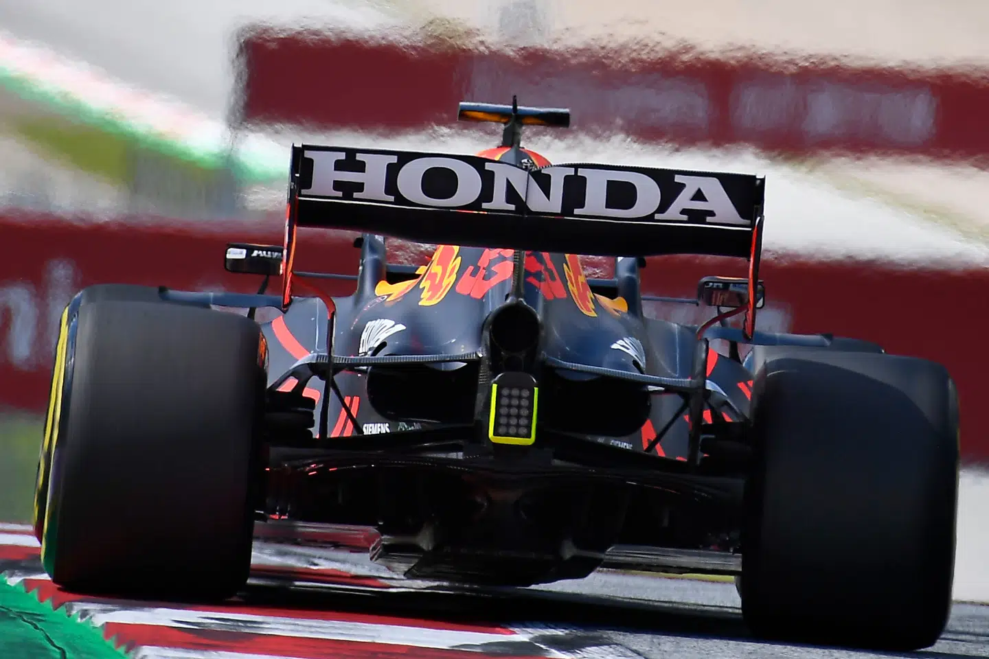 Mercedes og Red Bull (billedet) har på skift anklaget hinandens bagvinger for at 'flekse' ulovligt.