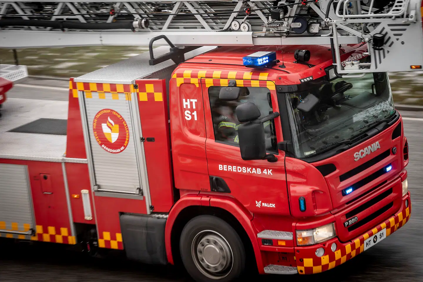 Brandbil under udrykning omkring Ishøj Centret, onsdag den 17. februar 2021.