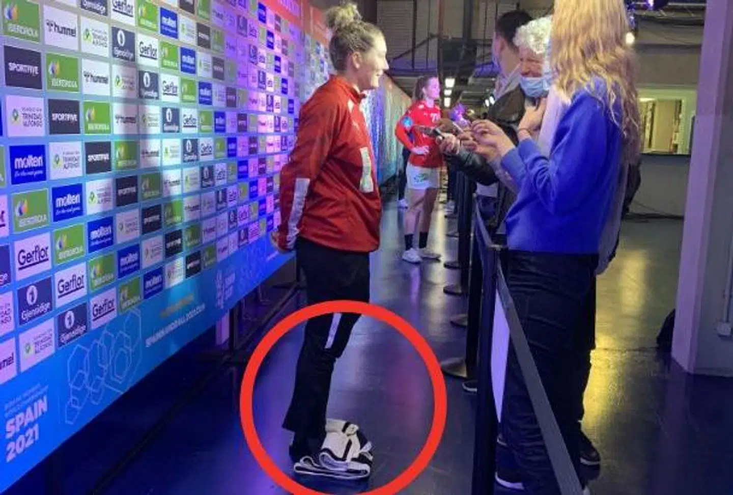 Sådan så det ud, da Rikke Iversen onsdag aften mødte op i mixed zone.