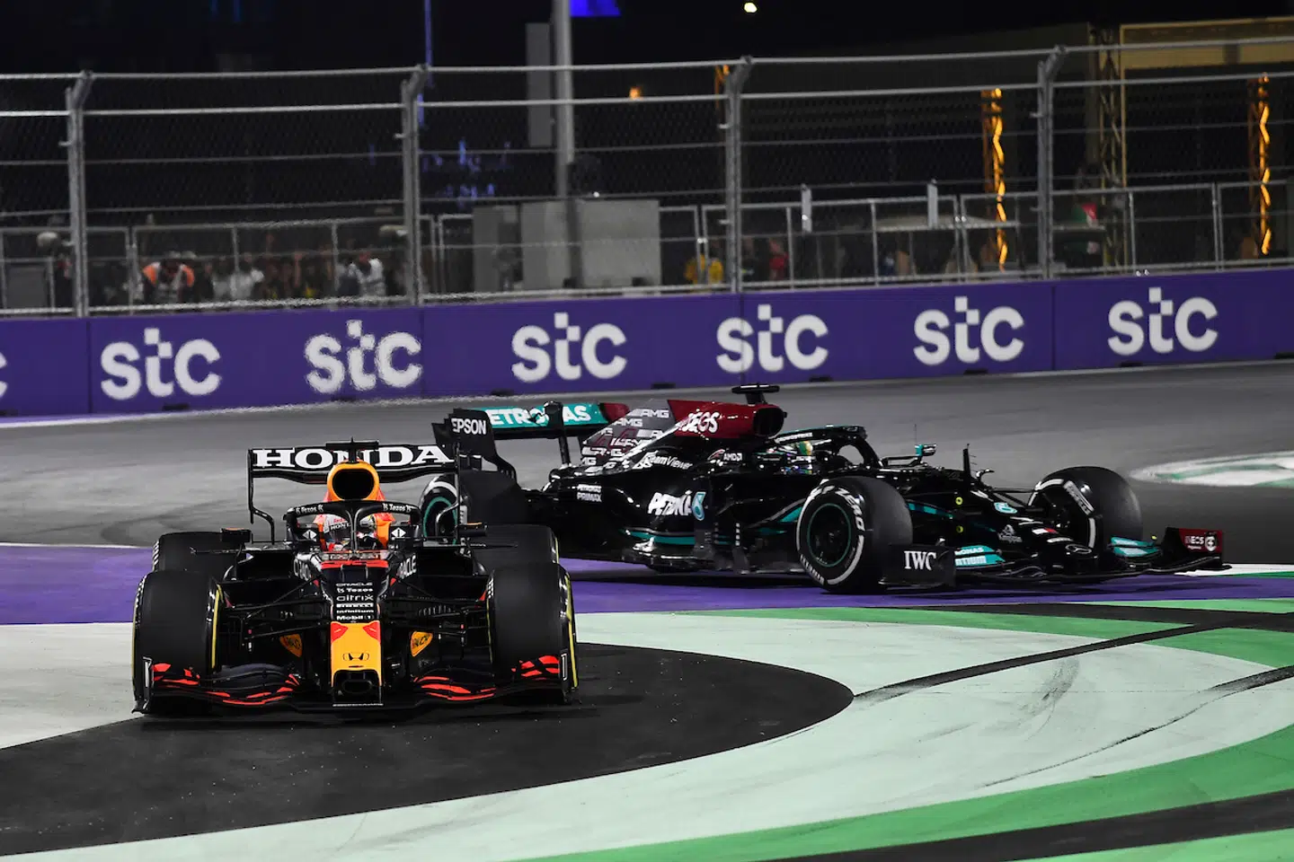Max Verstappen er blandt andet sur over at Lewis Hamilton skubbede ham af banen i Jeddah i sidste uge, hvor englænderen slap med en advarsel.