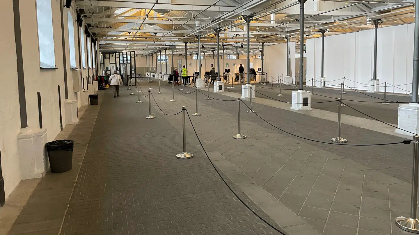 Øksnehallen på Vesterbro i København er Danmarks største vaccinationscenter. Målet er at stikke 5.000 om dagen her.