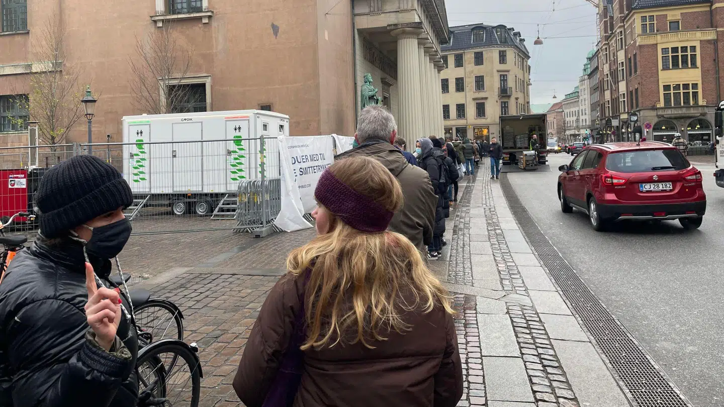 Sådan ser køen til en kviktest ud foran testcenteret på Frue Plads i København fredag formiddag.