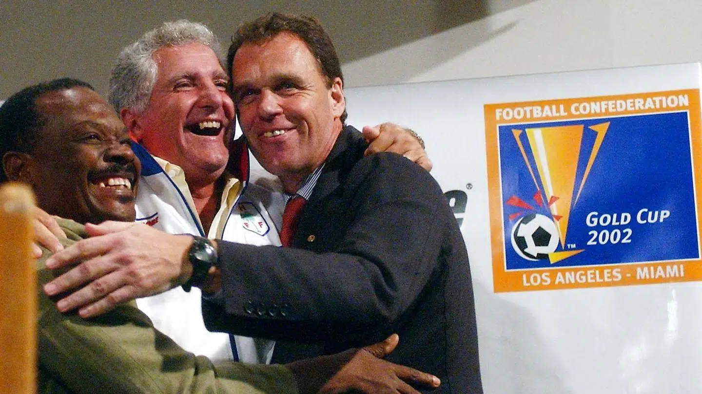 Til venstre ses den tidligere haitianske fodboldpræsident Yves Jean- Bart. Han blev i 2020 kendt skyldig i seksuel chikane og misbrug af kvindelige spillere, herunder mindreårige.