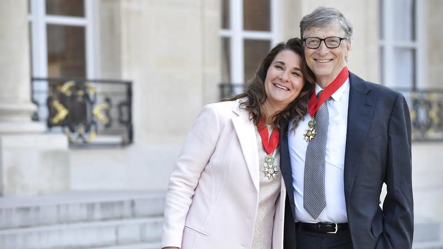 Bill Gates og Melinda Gates blev gift i 1994 efter at have mødtes til en forretningsmiddag i Microsoft, som Bill Gates stiftede og Melissa Gates var ansat i som produktmanager. Gennem deres 27 års ægteskab fik parret tre børn sammen og stiftede velgørenhedsorganisationen Bill & Melinda Gates Foundation. Her ses det parret i 2017 med de franske æresmedaljer, de modtog for deres filantropiske arbejde.