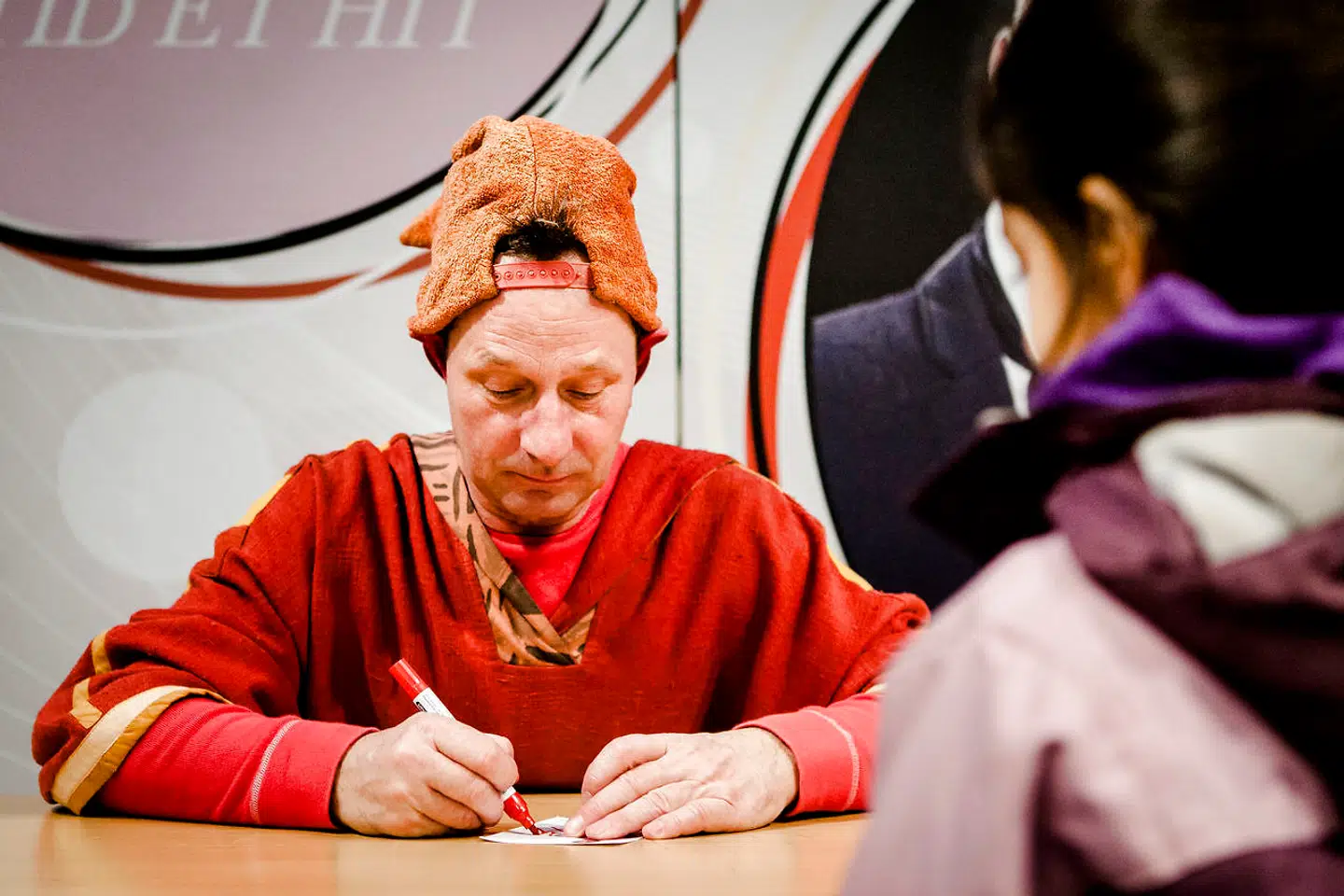 Skuespilleren Jan Linnebjerg, bedre kendt som Pyrus, giver autrografer efter en optræden i Ballerupcenteret i 2014.