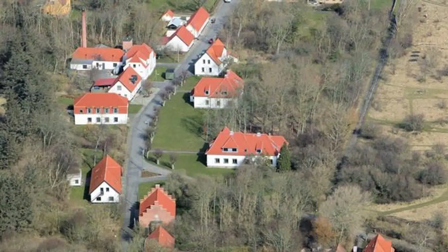 Nogle af de bygninger, som den nye forpagter kommer til at råde over på Livø.