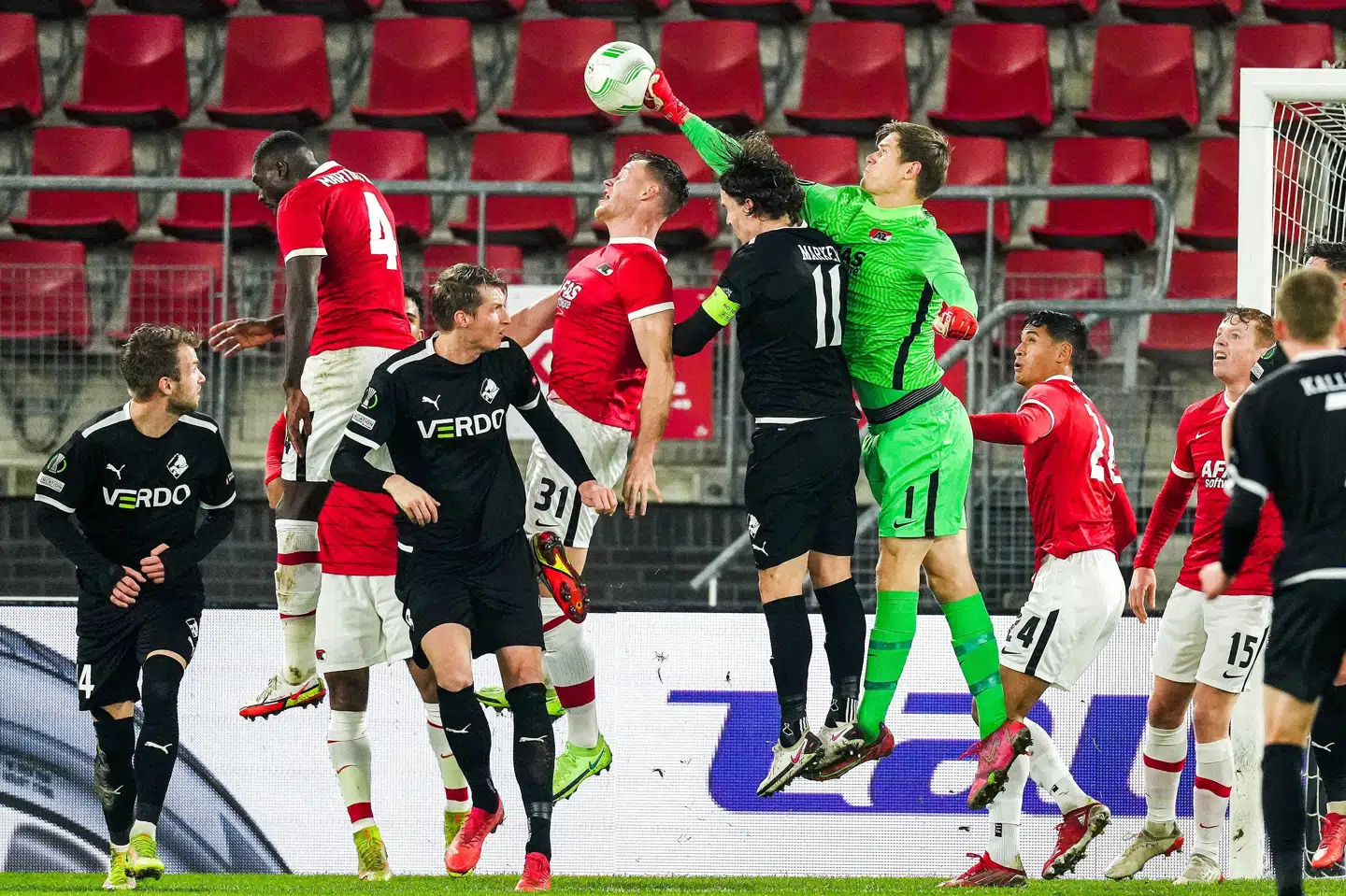 AZ's danske keeper Peter Vindahl bokser væk efter en dødbold fra Randers. Ed Van De Pol/Ritzau Scanpix