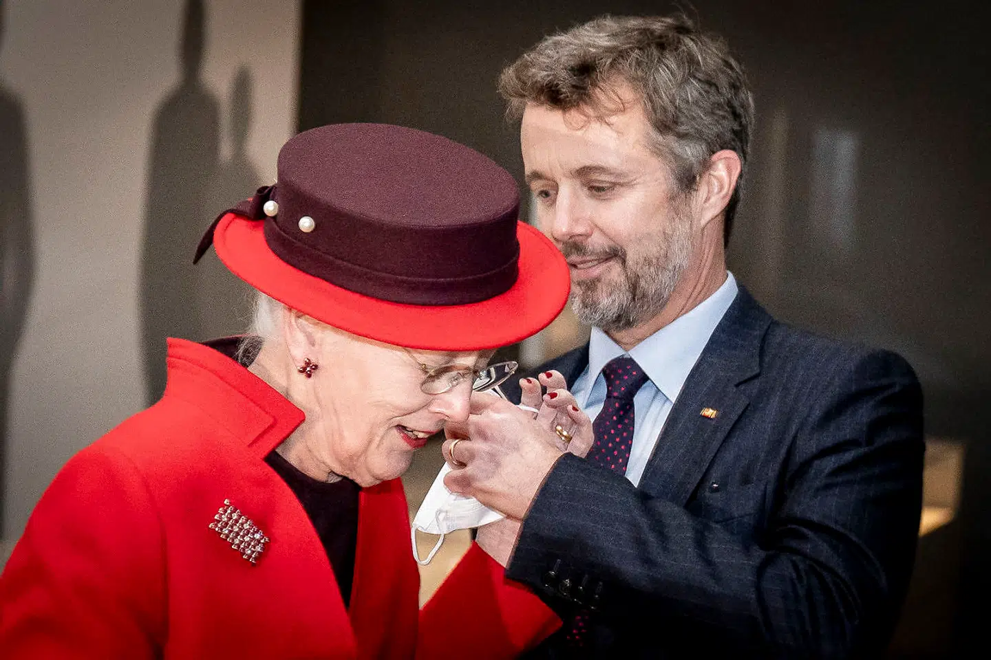 Dronning Margrethe kæmpede med mundbindet og fik hjælp af sin søn kronprins Frederik under statsbesøget i Tyskland i november.