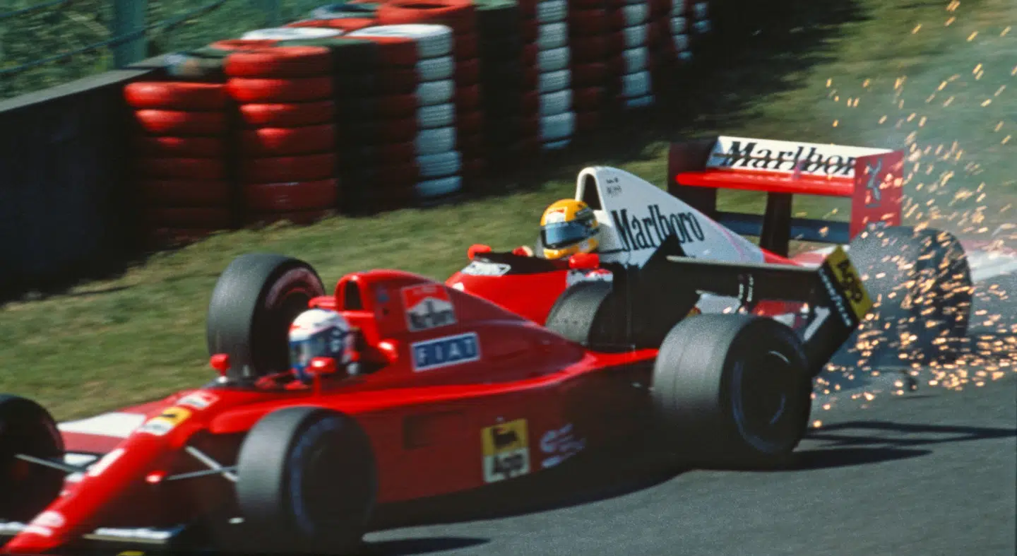 Ayrton Senna (bagest) sikrede sig VM-titlen 1990 ved at køre Alain Prost af banen i Japans Grand Prix.
