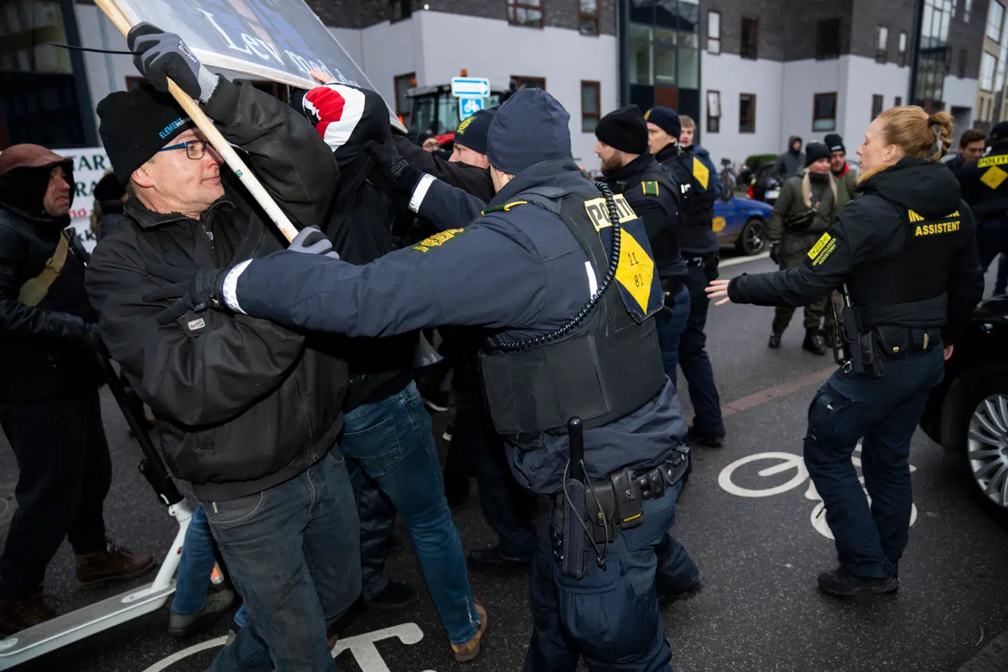 Der opstod tumult, da en ministerbil kørte fra Retten på Frederiksberg, bilen blev overdænget med slag, spyt og hvad de frustrede demonstranter lige havde ved hånden. Afhøringer i Minkkommissionen i Retten på Frederiksberg torsdag 9. december 2021. (Foto: Martin Sylvest/Ritzau Scanpix 2021)