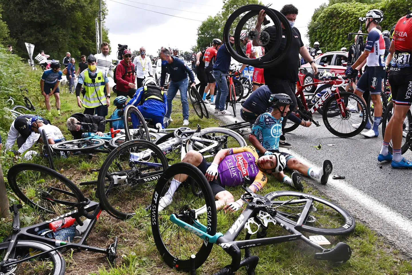 Adskillige ryttere var i asfalten på Tour de Frances 1. etape, hvor en tilskuer ramte ryttere med et skilt. (Arkivfoto) Anne-Christine Poujoulat/Reuters