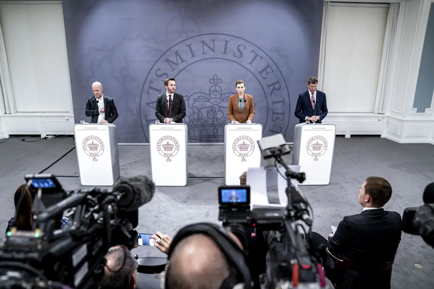 Onsdag præsenterede statsminister Mette Frederiksen (S) en række nye restriktioner. Men hun understregede, at det er vaccinerne, der er årsagen til, at vi ikke står over for en stor nedlukning af samfundet. Mads Claus Rasmussen/Ritzau Scanpix