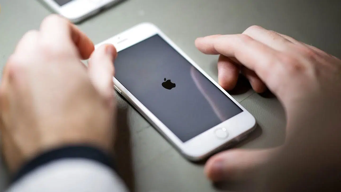 Manglen på computerchips verden over har resulteret i, at Apple har reduceret produktionen af deres seneste iPhone - 13'eren - med 10.000 millioner enheder.