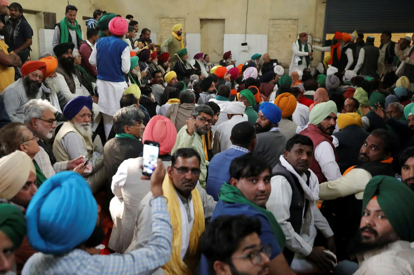 Landmænd i Indien afsluttede torsdag en et år lang protestaktion i hovedstaden New Delhi, hvor tusindvis af mennesker har ligget i lejre ved storbyens udfaldsveje for at protestere mod regeringens omstridte landbrugsreformer. Anushree Fadnavis/Reuters