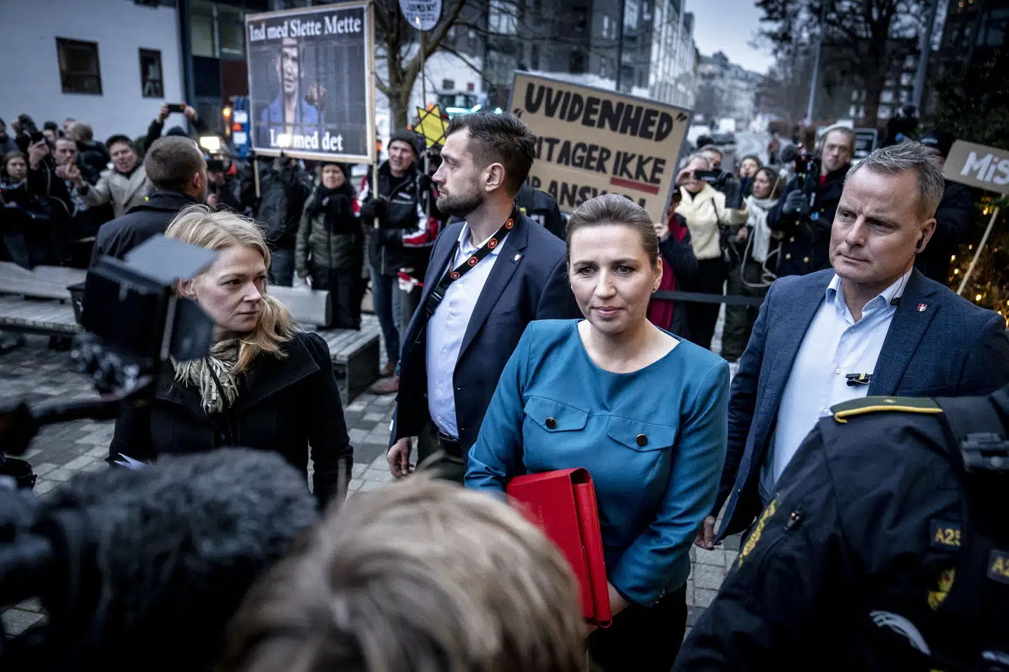 Statsminister Mette Frederiksen (S) afhøres torsdag i Minkkommissionen, der holder til i Retten på Frederiksberg. Mens afhøringerne foregår indenfor, står demonstranter udenfor og laver en masse larm. Mads Claus Rasmussen/Ritzau Scanpix