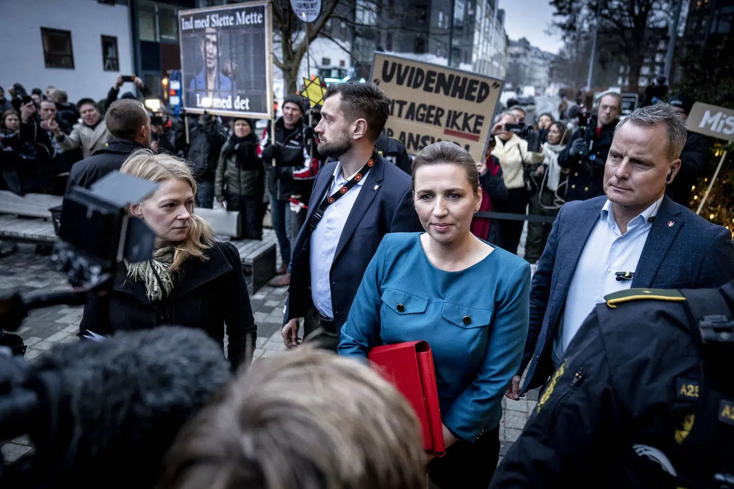 Statsminister Mette Frederiksen (S) afhøres torsdag i Minkkommissionen, der holder til i Retten på Frederiksberg. Mens afhøringerne foregår indenfor, står demonstranter udenfor og laver en masse larm. Mads Claus Rasmussen/Ritzau Scanpix