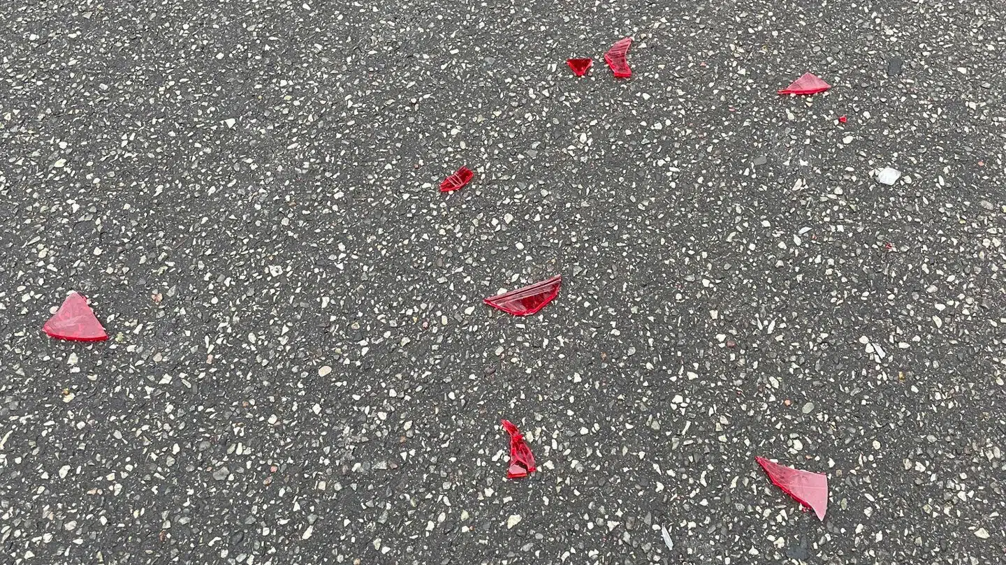 Resterne af baglygten fra Mette Frederiksens bil.