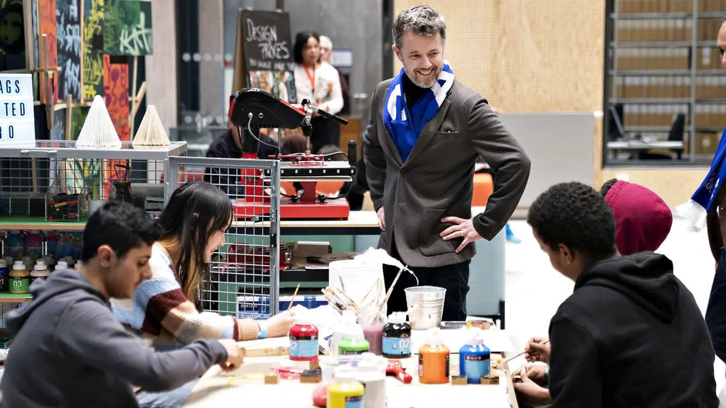Kronprins Frederik med tørklæde fra den lokale fodboldklub AC FC, i åbningen af Sports- og Kulturcampus i Gellerup ved Aarhus.