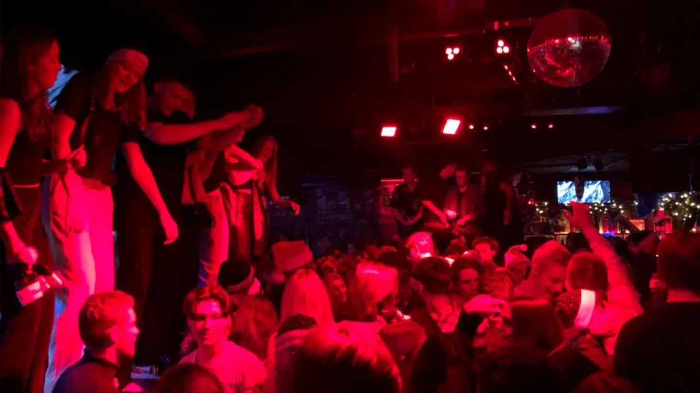 Fra fredag aften skal diskoter og barer lukke til midnat.