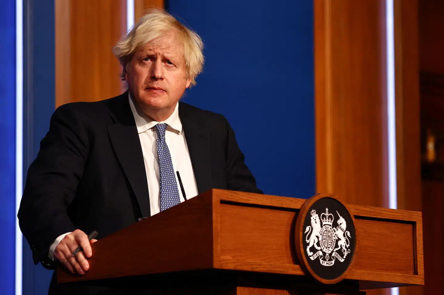 Flere steder i offentlige bygninger samt i blandt andet biografer og koncertsale skal briterne nu have mundbind på, siger Boris Johnson, der også opfordrer flere til at arbejde hjemme for at bremse coronasmitte.