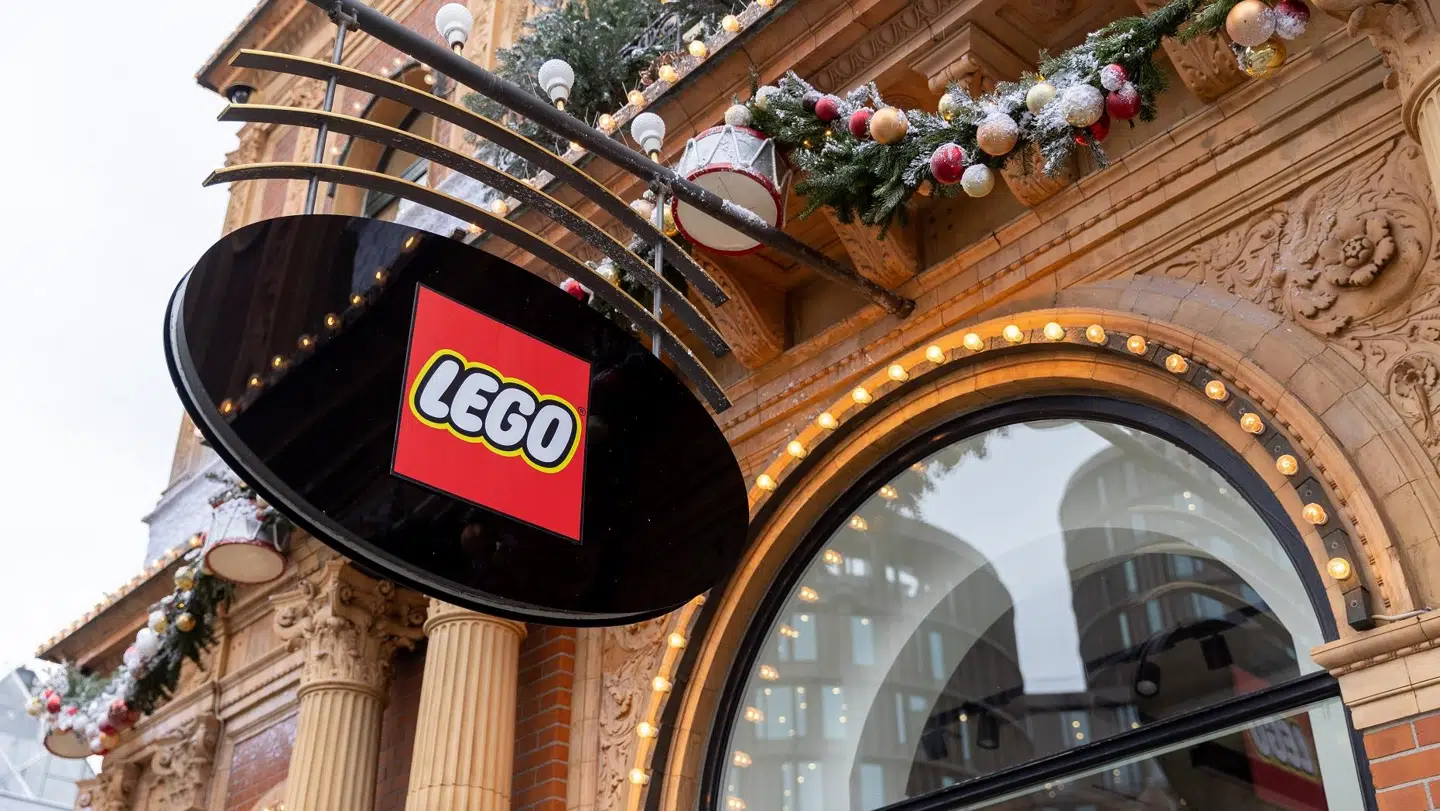 Kommunens lange sagsbehandlingstid skyldes blandt andet, at Tivoli har ansøgt kommunen om opsætning af flere LEGO-skilte på ejendommen, som har en høj bevaringsværdi. Opsætning af skilte kræver dispensation fra lokalplanen, og skiltene skulle derfor tilpasse til ejendommens udtryk og detaljer. Foto: Jacob Crawfurd/Byrd