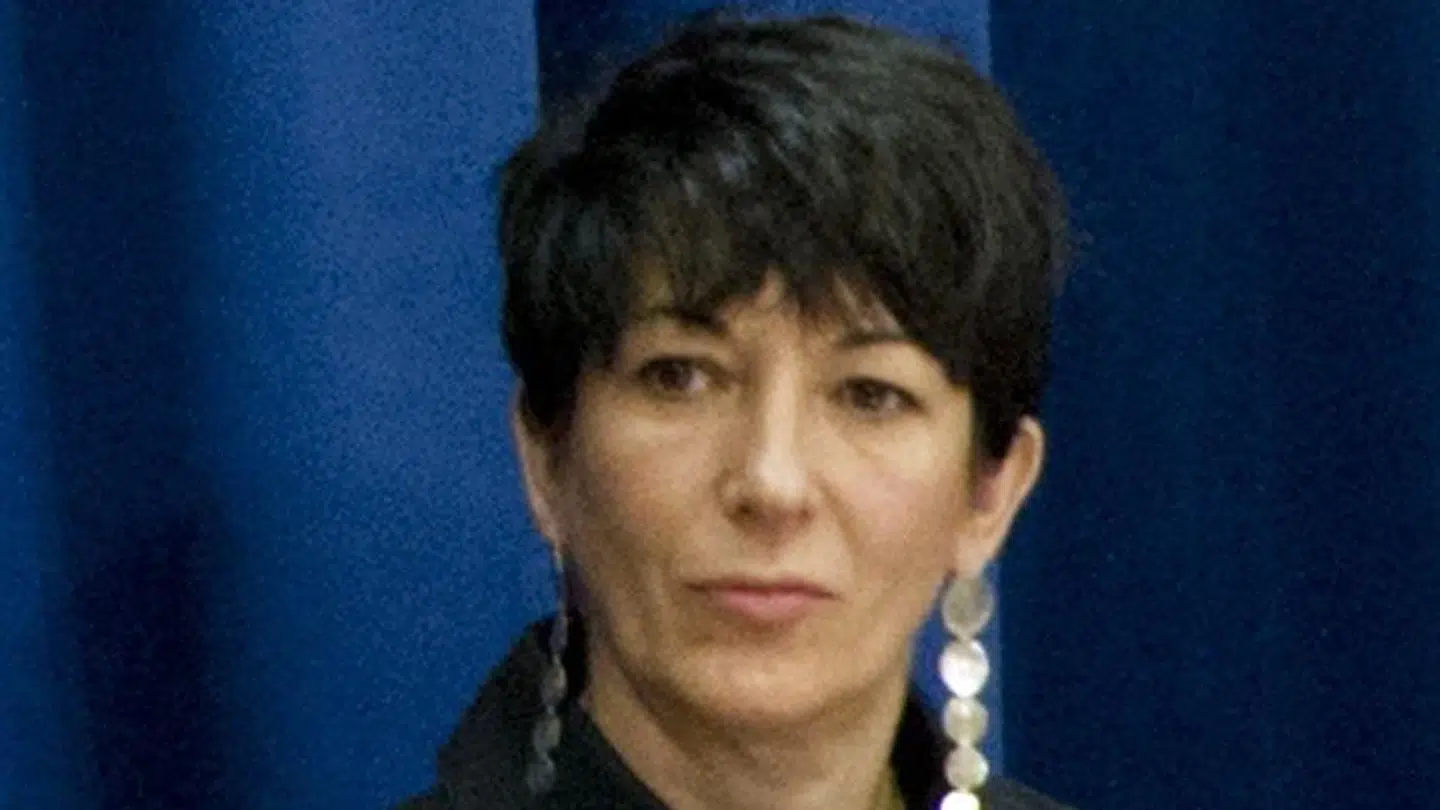 Her ses Ghislaine Maxwell, der risikerer op mod 80 år i fængsel, såfremt hun bliver kendt skyldig.
