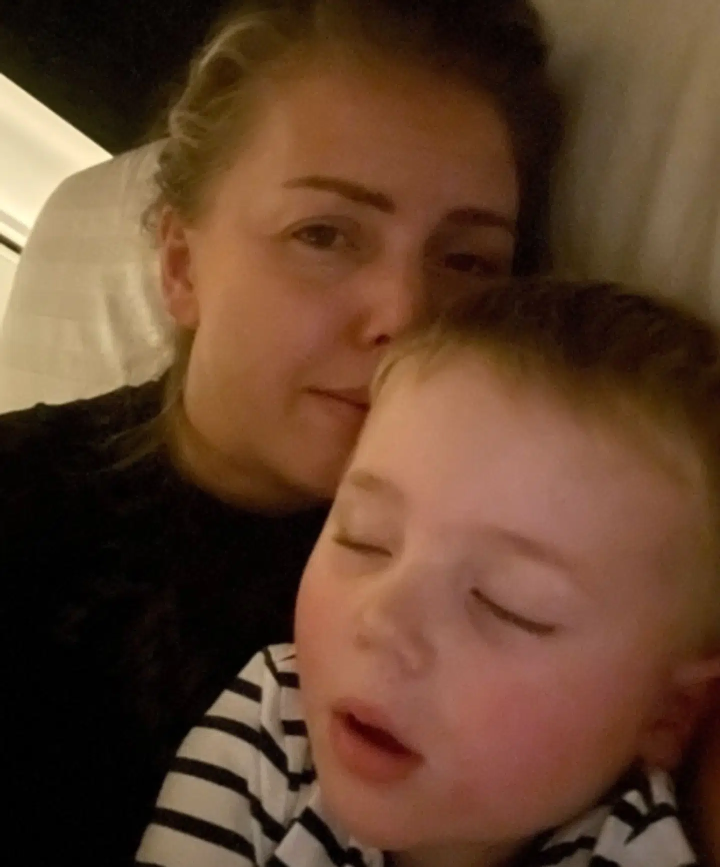 Jane med sin søn, Malthe, om aftenen, efter han blev fundet.