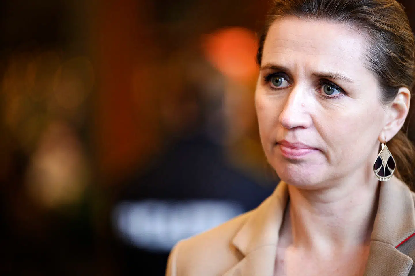 Statsminister Mette Frederiksen (S) og direktør i Sundhedsstyrelsen Søren Brostrøm taler med pressen efter at have besøgt covid-19-vaccinationsstedet i det gamle billetkontor på Københavns Hovedbanegård, fredag den 3. december 2021. Statsministeren og Søren Brostrøm får en rundvisning på det nyåbnede vaccinationssted bl.a. i anledning, af at myndighederne har opfordret danskerne til at få det tredje stik imod coronavirus.. (Foto: Philip Davali/Ritzau Scanpix)