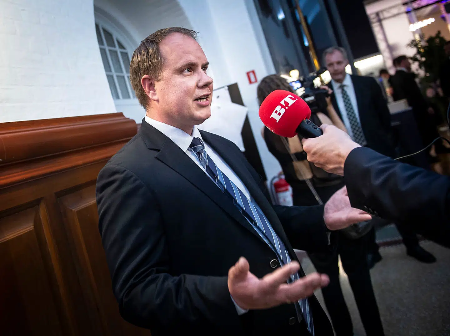 Martin Henriksen og Peter Skaarup ved valgfesten hos DF (Dansk Folkeparti) på i Snapstinget på Christiansborg i København under Folketingsvalget 2019, onsdag den 5. juni 2019. (Foto: Liselotte Sabroe/Scanpix 2019)