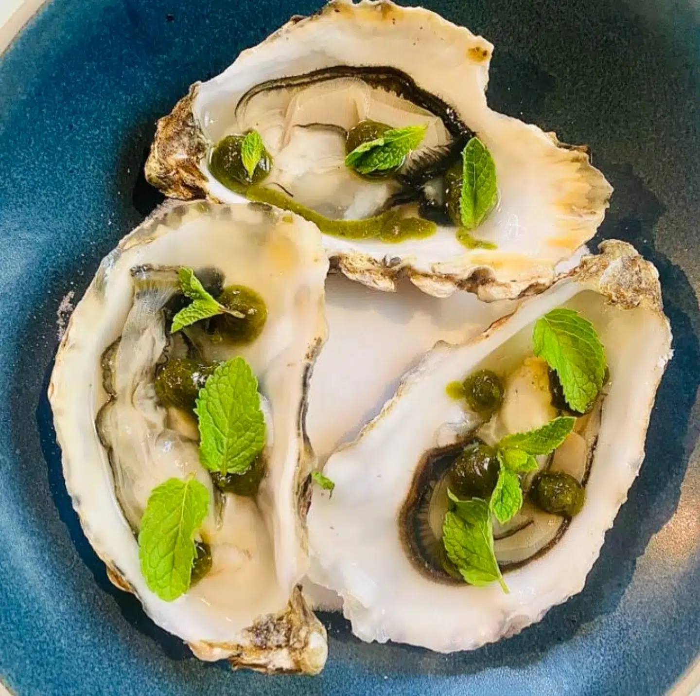 Deres mad og drikke er inspireret af »gode ferie vibes og generel velsmag,« skriver Elle Belle på deres hjemmeside. Retterne anrettes i delevenlige forretsstørrelser.