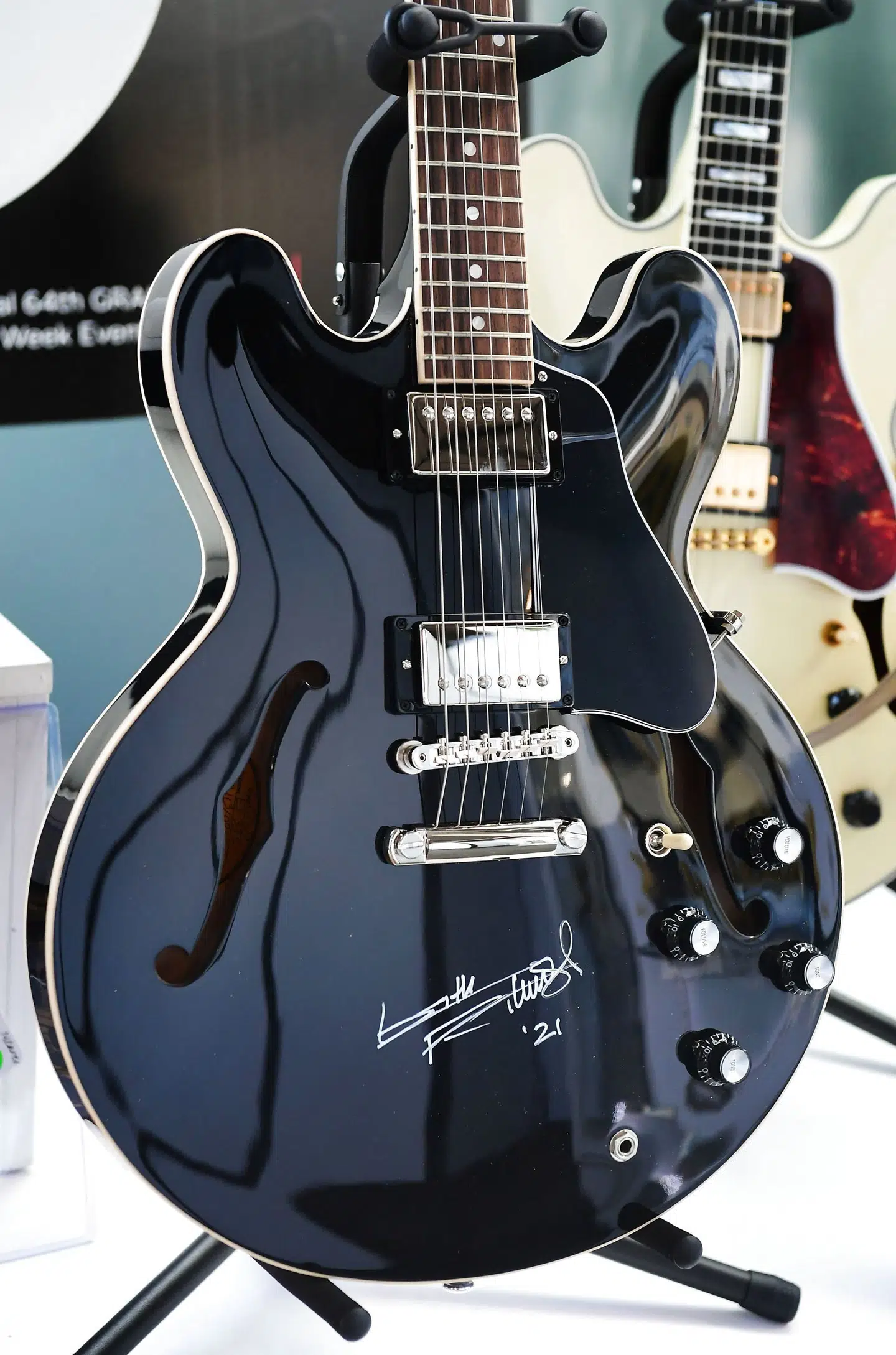 Keith Richards guitar - en Gibson ES-335 - ryger sammen med Paul McCartneys bas på auktion sidst i januar. Frederic J. Brown/Ritzau Scanpix