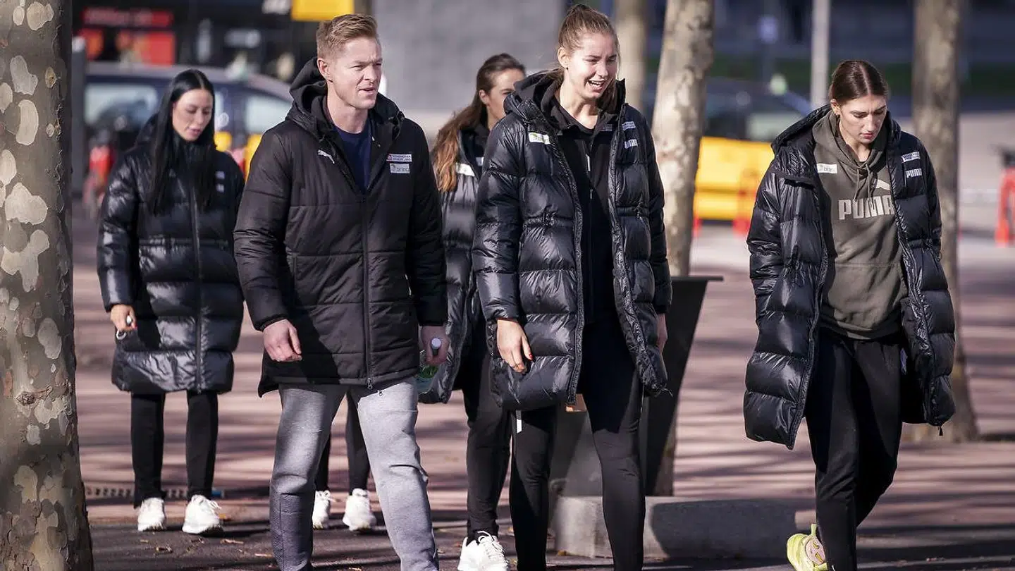 Cheftræner Jesper Jensen, Mette Tranborg, Line Haugsted og Simone Böhme ankommer til dagens pressemøde i Barcelona, tirdag den 7 december 2021. (Foto: Liselotte Sabroe/Ritzau Scanpix)