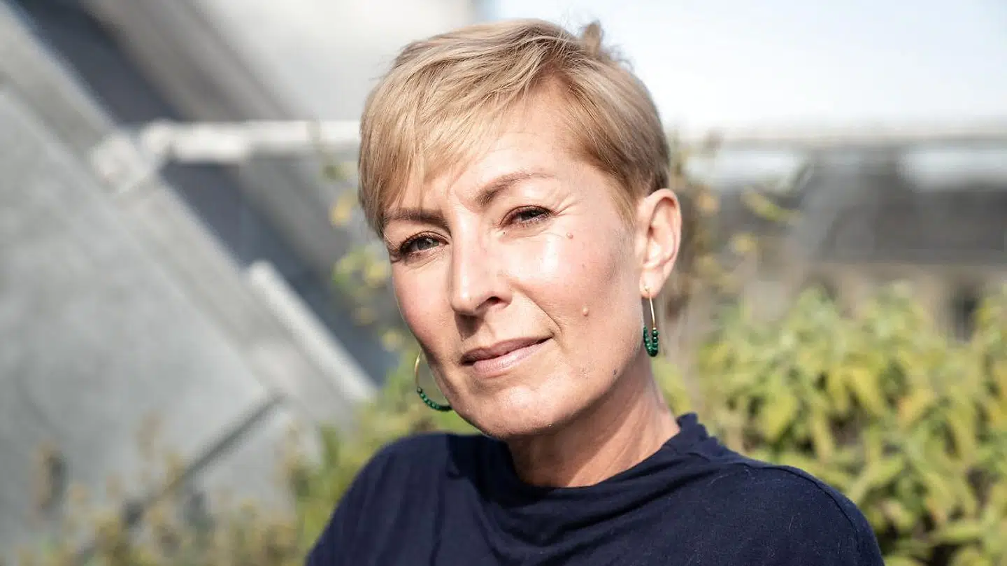 TV 2-vært Cecilie Beck optræder i den interne TV 2-musikvideo, der er dukket op igen. Samtidig stod hun frem i den nye dokumentar 'MeToo: Sexisme bag skærmen', hvor hun kritiserer TV 2s hårde og sexistiske arbejdskultur.