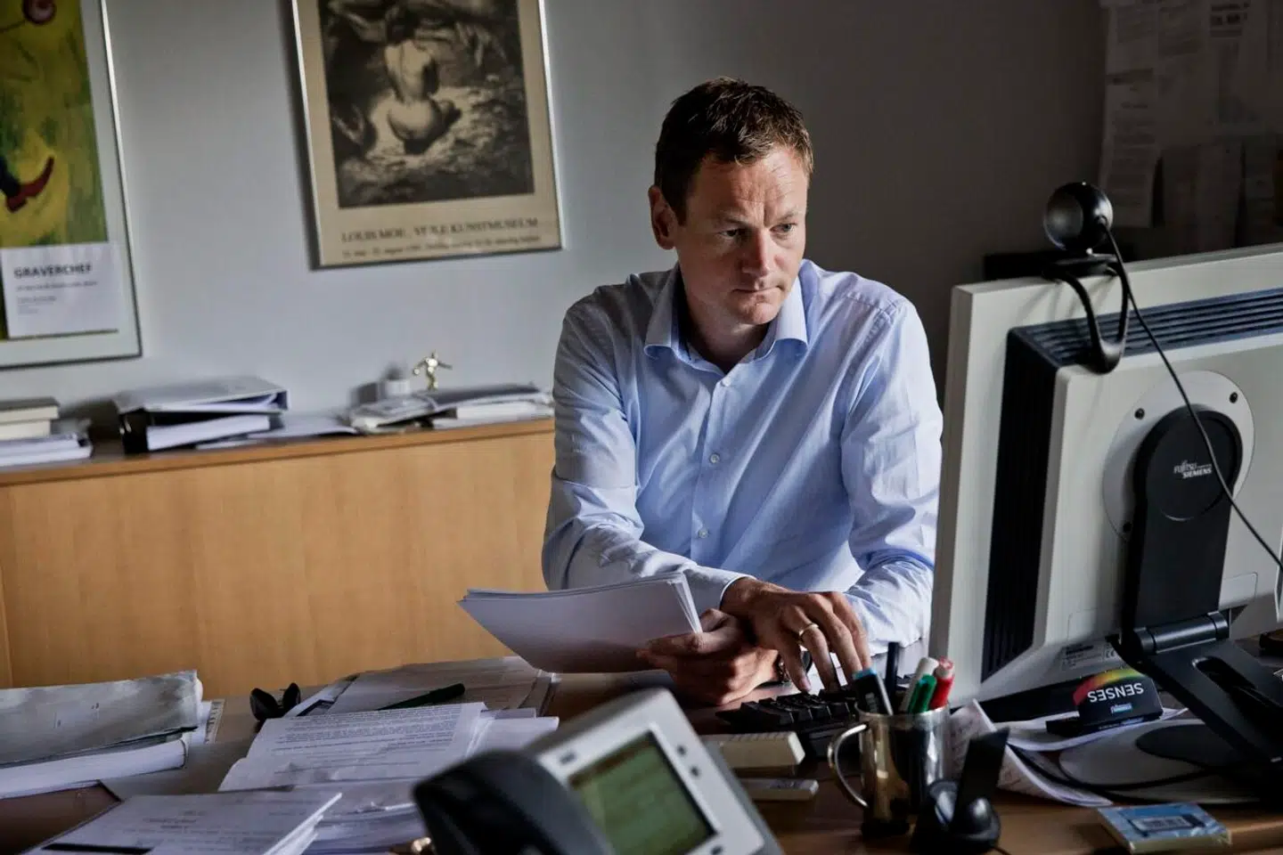 Jesper Høberg har siden 2002, hvor han begyndte som journalist på Jyllands-Posten, været forfatter på en lang række afslørende artikelserier om b.la. skattevæsenet, tobaksindustrien, FN’s olie for madprogram, Saxo Bank, Johan Schlüter Advokatfirma, Genan, Falck og FLSmidth. Han har både været nomineret til Cavlingprisen, Erhvervsjournalistprisen, FUJ-prisen og Publicistprisen samt vundet årets hovedpris fra Foreningen for Undersøgende Journalistik.
