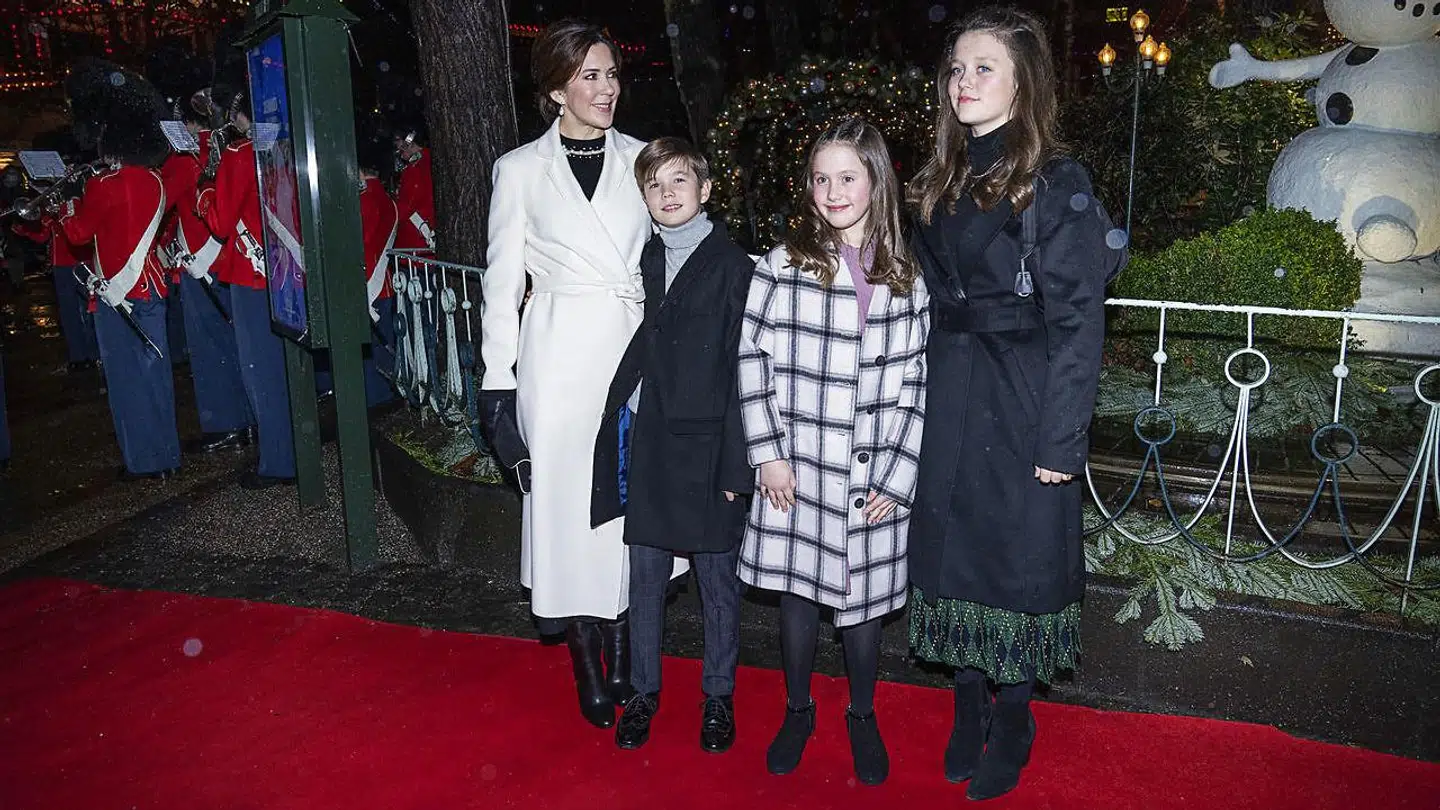 Kronprinsesse Mary på rød løber sammen med prinsesse Josephine, prins Vincent og prinsesse Isabella til 'Snedronningen i Tvilois Koncertsal.