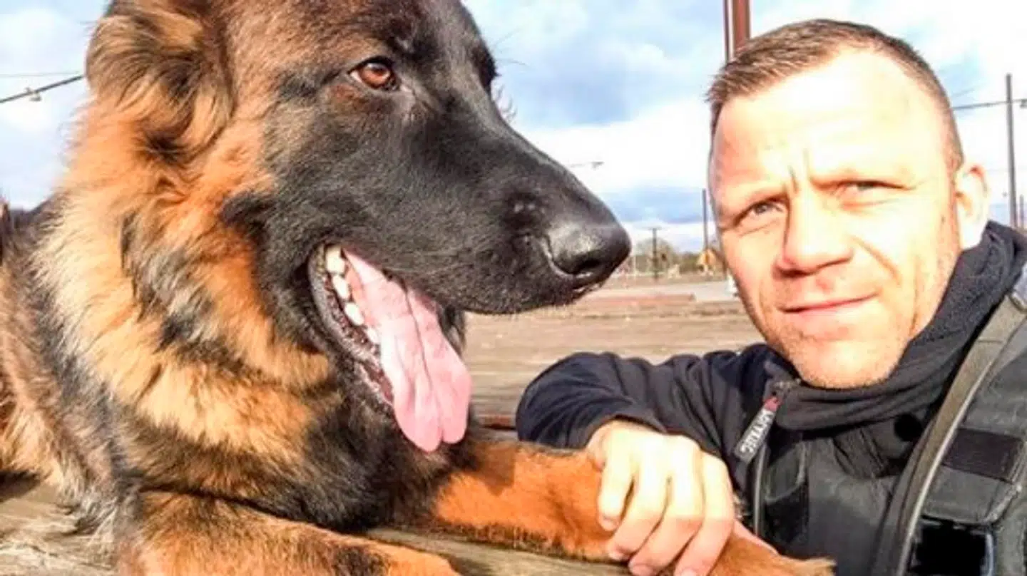 Politimanden Jesper Jul med sin politihund. Privatfoto