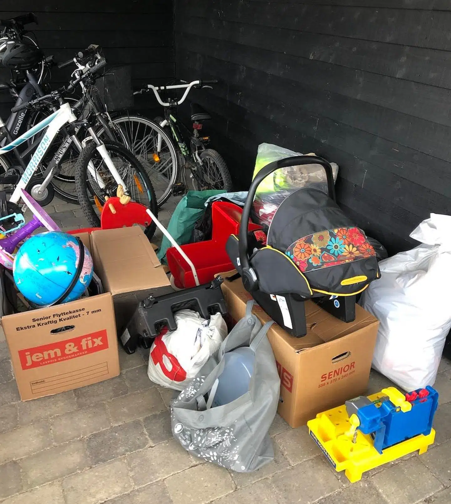 Folk fra området stiller ofte aflagte eller ubrugte ting og sager hos Helle.