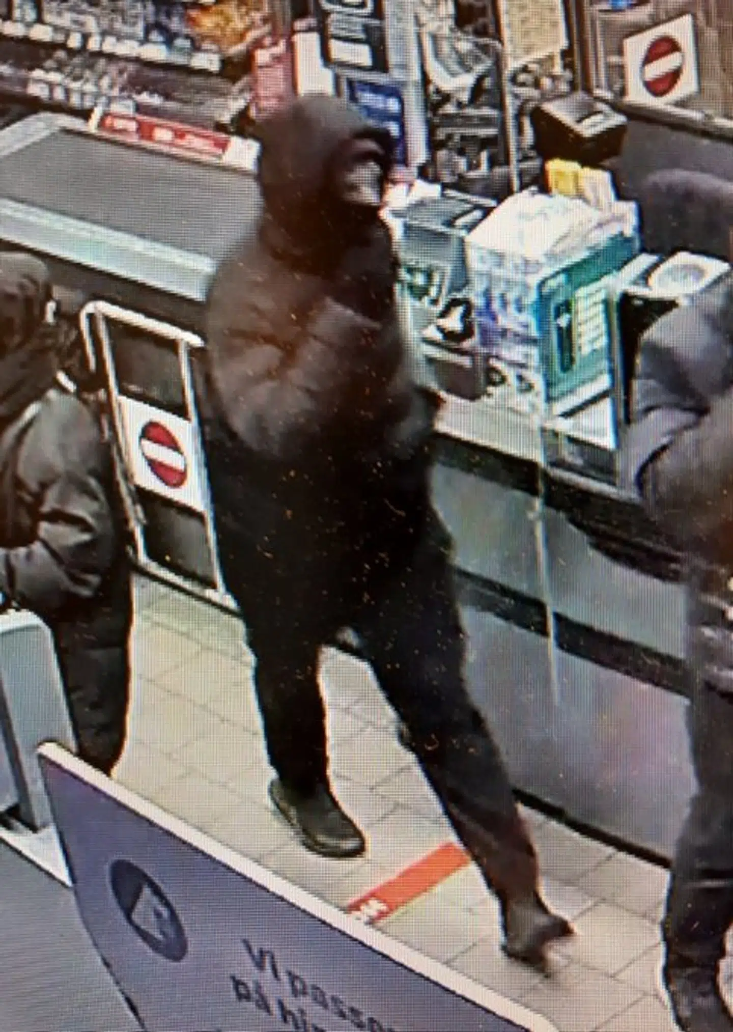 Politiet har offentliggjort dette foto af den formodede gerningsmand til skyderiet på vandpibecafeen på Åboulevarden, hvor en 39-årig mand og far til fire blev ramt af skud i hovedet, så han nu er i meget kritisk tilstand.