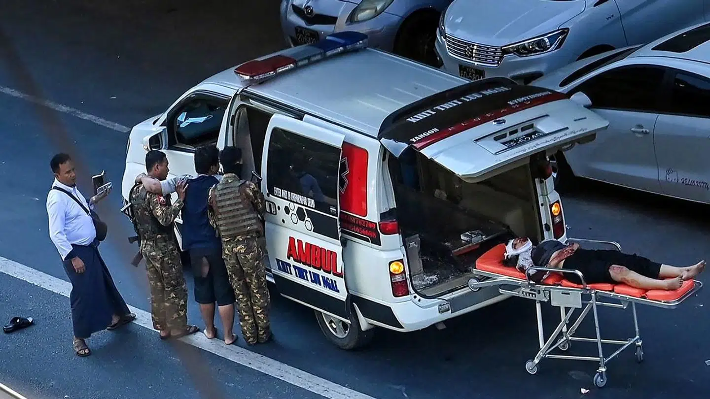 En såret demonstrant på en båre efter angrebet.